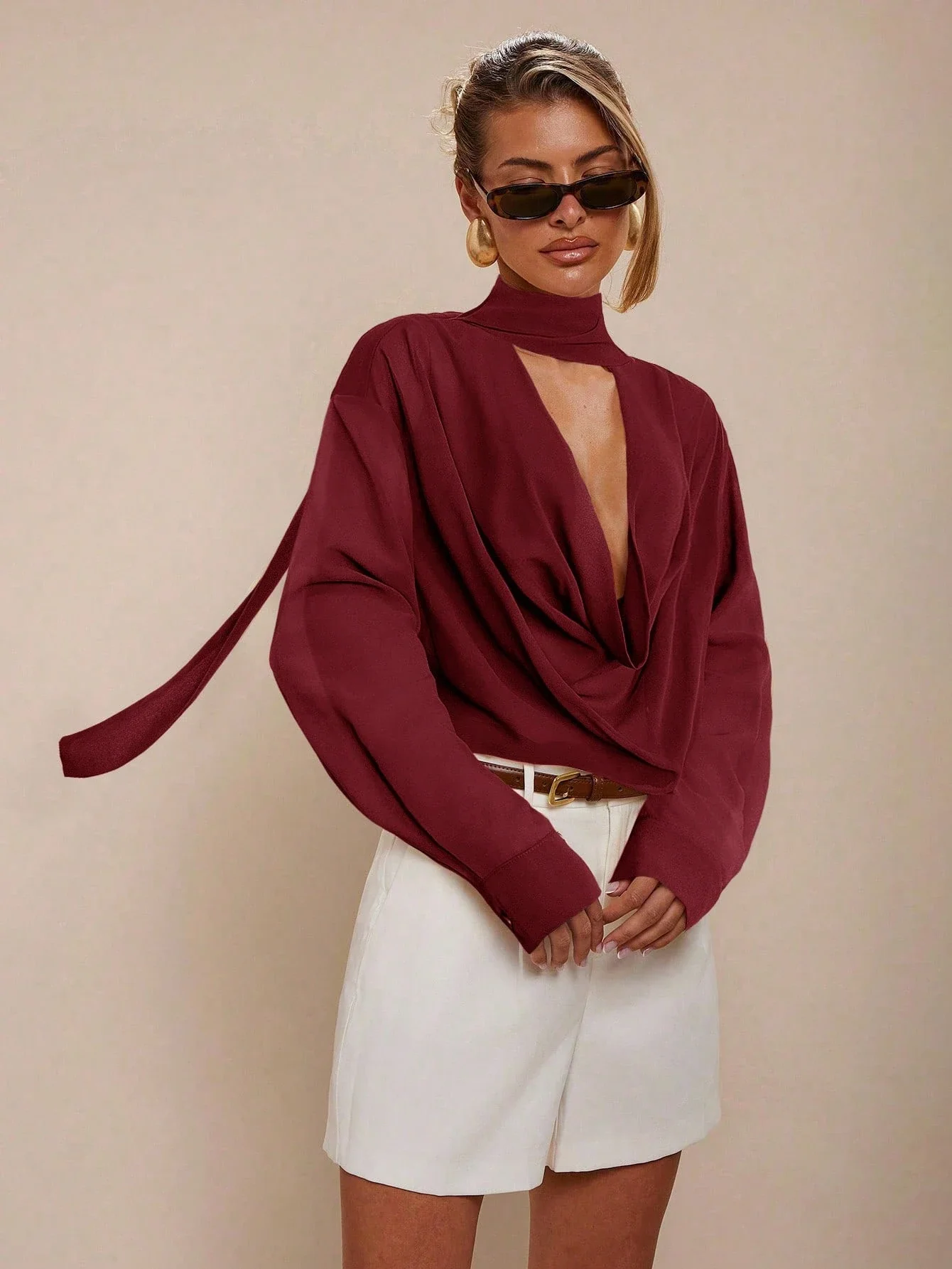 

Элегантная однотонная блузка с глубоким вырезом и длинными рукавами для женщин