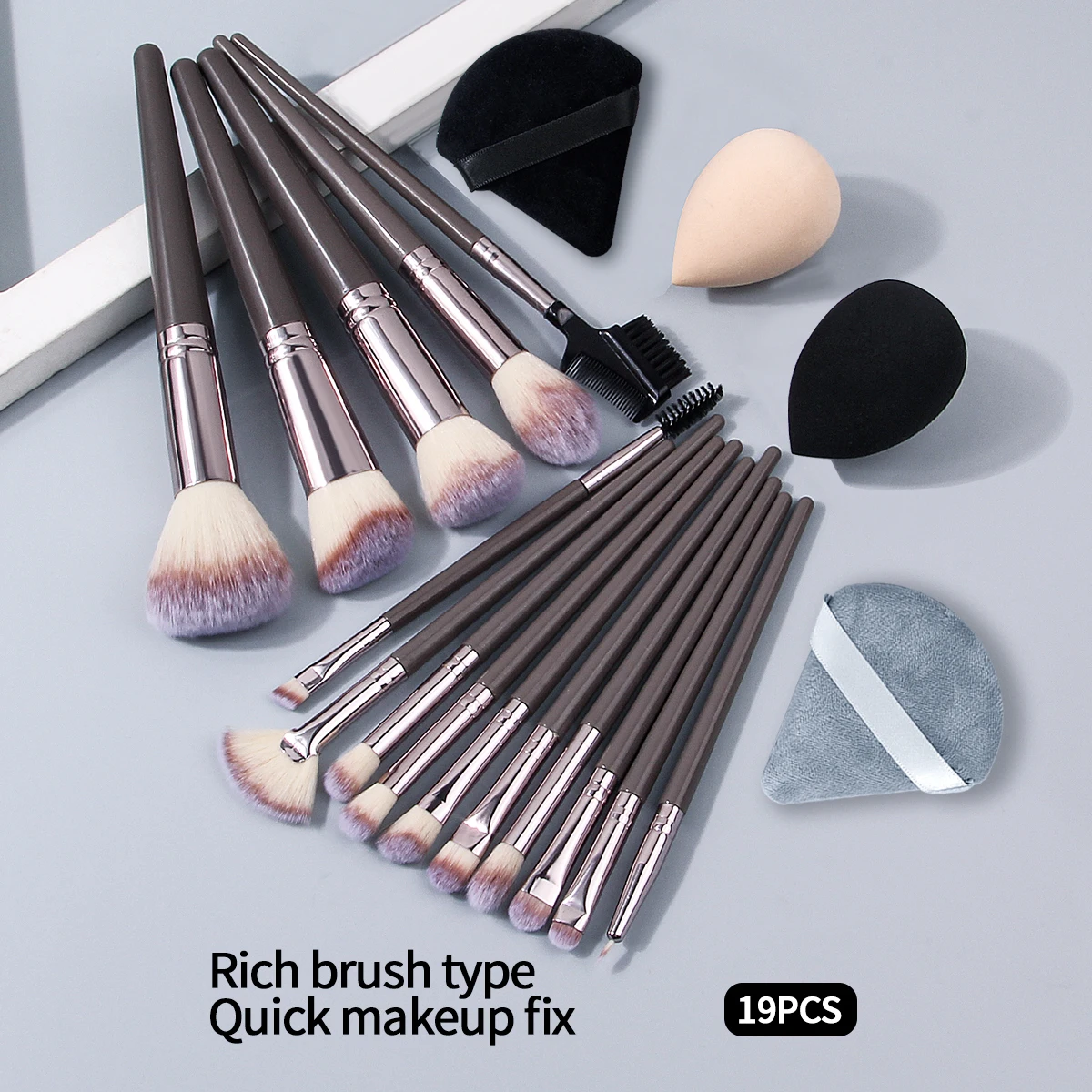 تتضمن مجموعة فرش المكياج الراقية المكونة من 19 قطعة فرشاة مكياج ناعمة للوجه ومنفخة مسحوق إسفنجة مكياج جافة ورطبة مزدوجة الأغراض