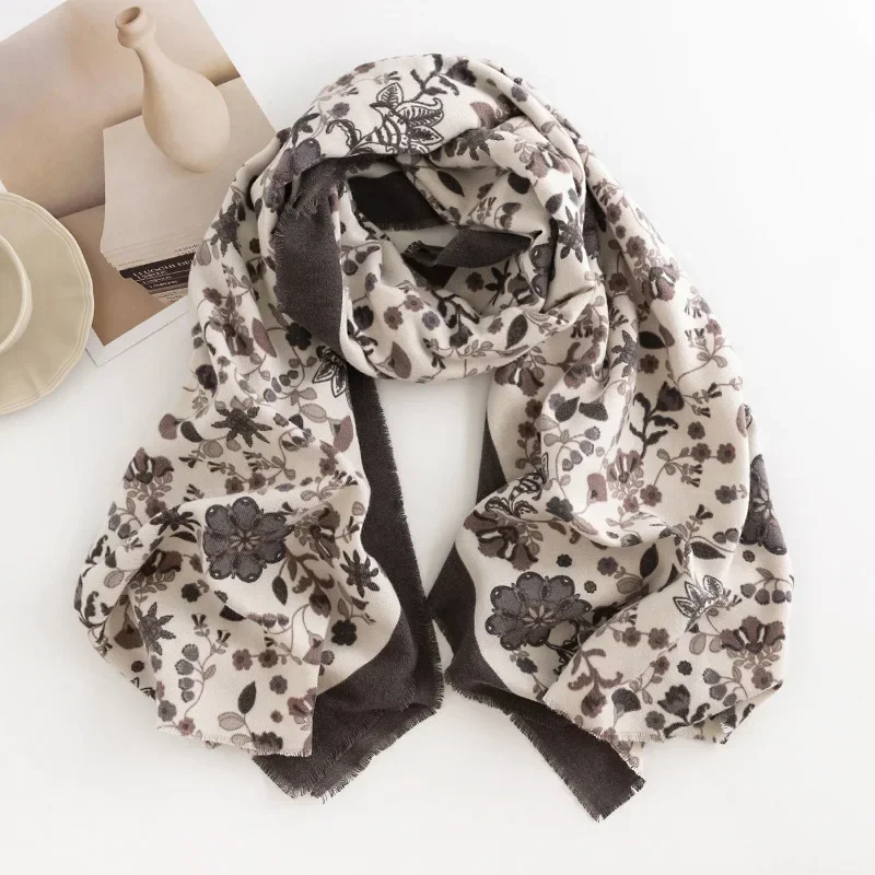 Autunno inverno nuova tendenza piccola sciarpa da donna con fiori spezzati elegante stampato imitazione Cashmere sciarpe calde accessori per scialle