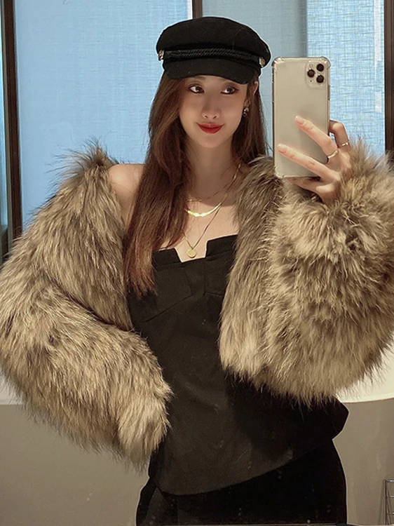 Casaco curto de pele sintética f sem mangas, com capuz, gola redonda, tamanho , modelador, estilo streetwear moderno.