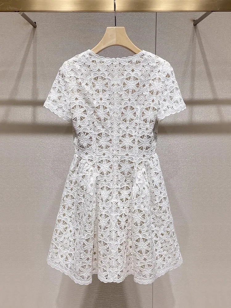 Eleganckie, słodkie sukienki szydełkowe z koralikami na lato 2025, ażurowe, z kwadratowym dekoltem, modne, dopasowane, do biura, długość przed kolano.