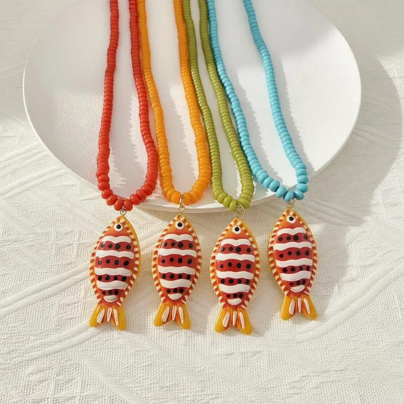Modische böhmische Halskette mit kleinen Fischperlen, Strandurlaubsstil, bunte tropische Fischanhänger-Halskette, Schmuckzubehör – Detail 3