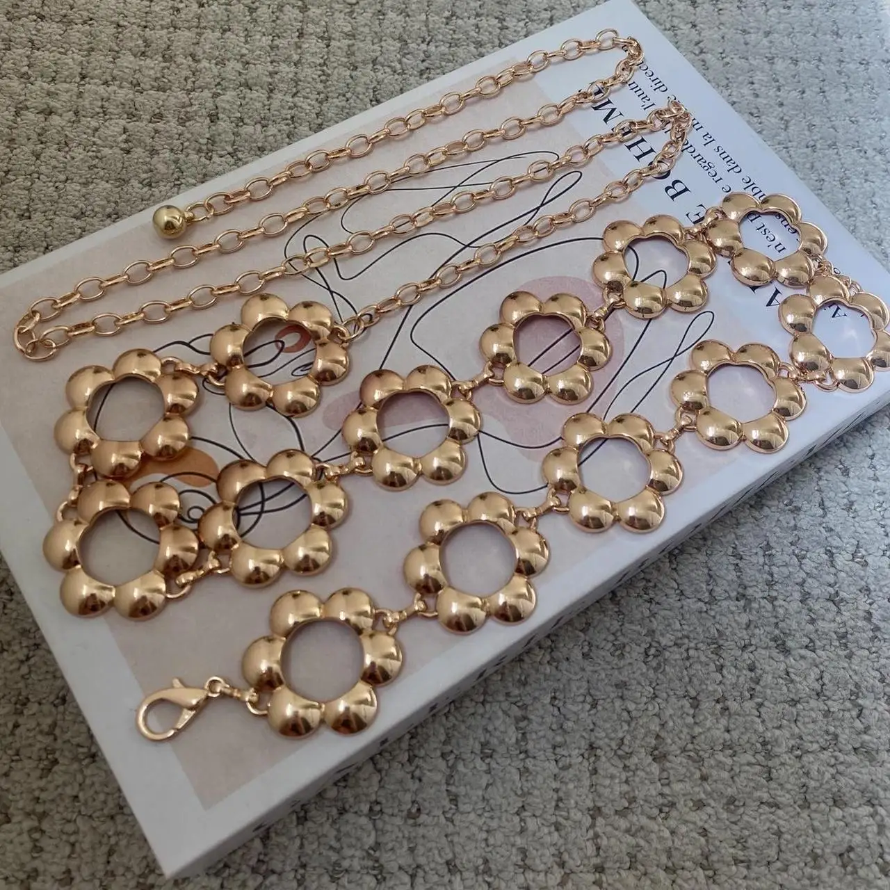 HERSHINE Moda feminina ouro a céu aberto flor corrente de cintura de metal, estilo boêmio, acessório de roupas elegantes, primavera, verão