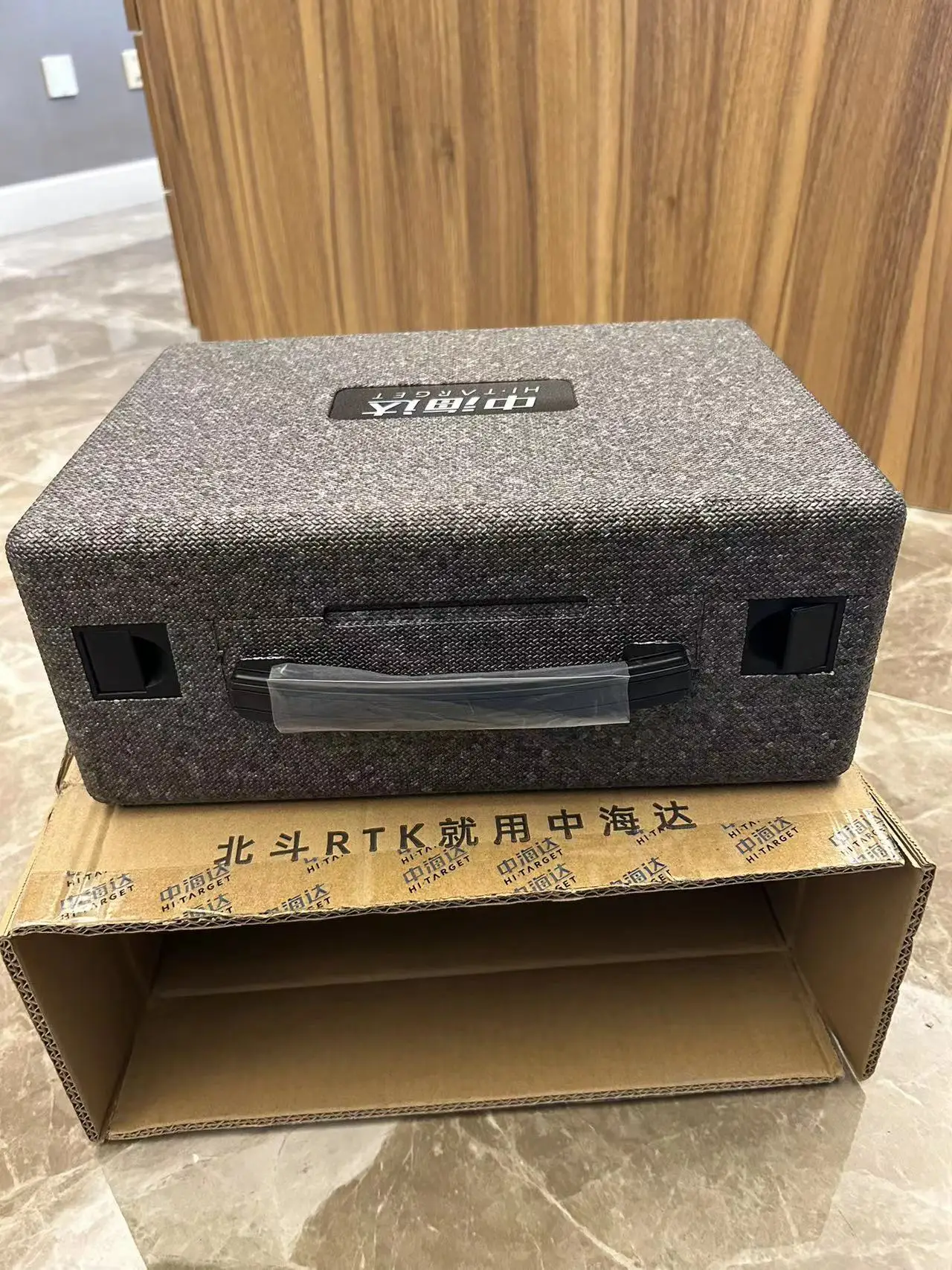 Penerima GNSS Hi-Target V200 dengan 800 Saluran dan IMU untuk Survei Tanah PENERIMA GNSS RTK GPS DGPS