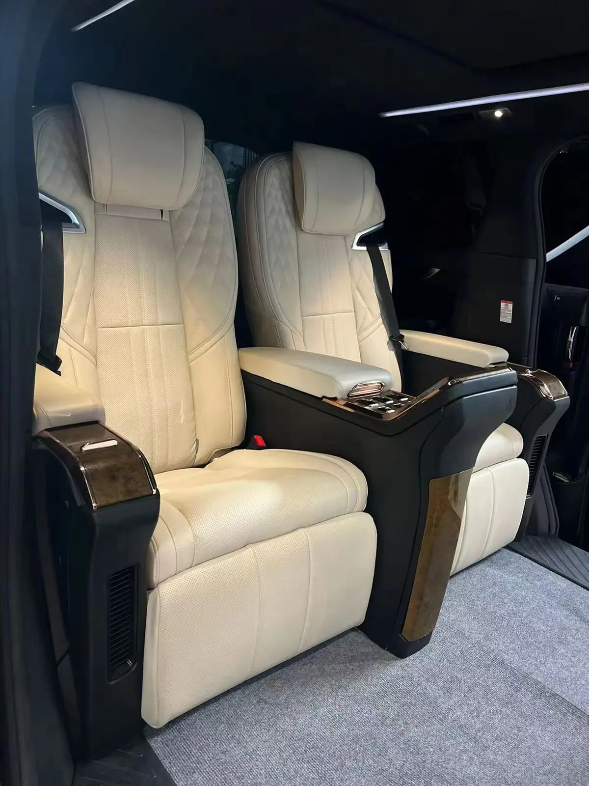 

Holistic Automotive Modification One-Stop Business Vehicle Modification Pilot Seat ForTOYOTA Alphard Changed To LM300 Four-seat
