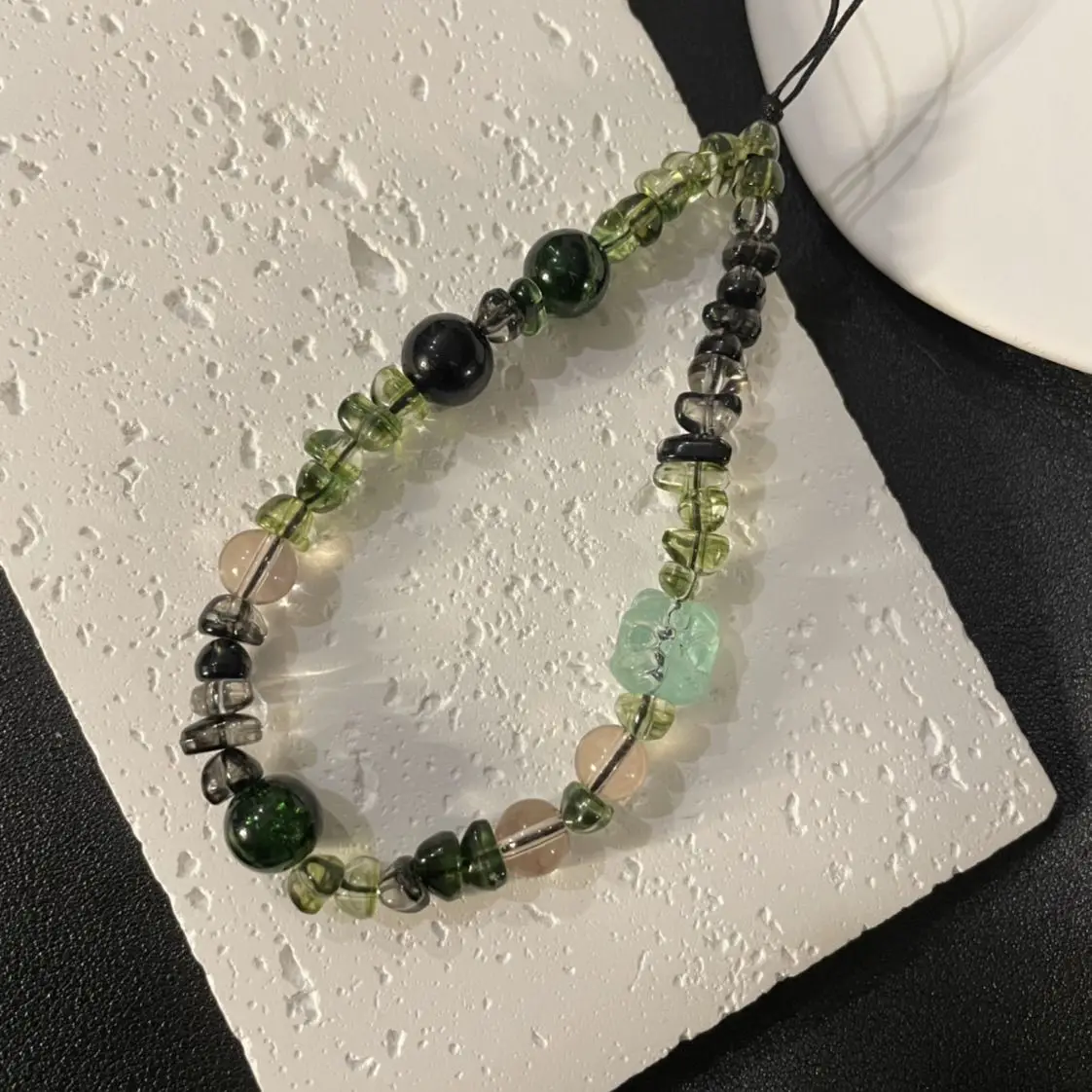 Nueva correa con abalorio para teléfono Ins, colgante de Jade de imitación transparente Retro verde, cordón para teléfono móvil antipérdida de lujo ligero Vintage