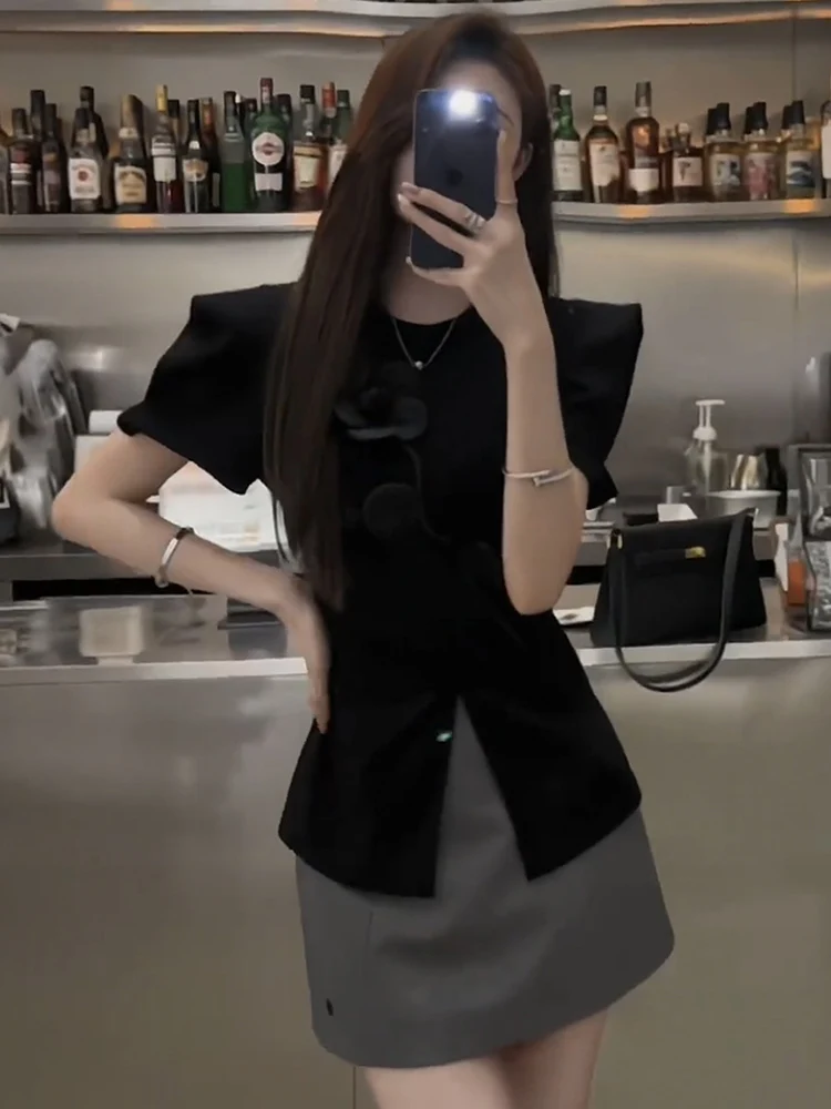 แฟชั่นสามมิติดอกไม้รอบคอสั้นเสื้อยืดผู้หญิง 2025 ฤดูร้อนสีทึบเสื้อยืดเอวอารมณ์เสื้อ