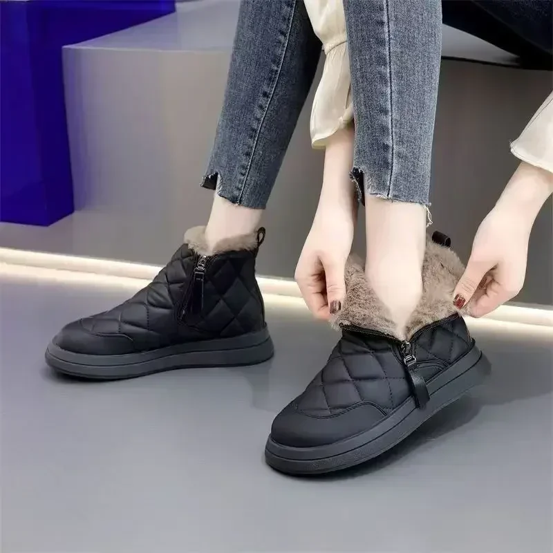 Damen Winter Plüschgefütterte Schneestiefel Rautenmuster Gestepptes Obermaterial Seitenreißverschluss Dicke Sohle Warme Rutschfeste Kurze Knöchelhohe Baumwollschuhe – Detail 10