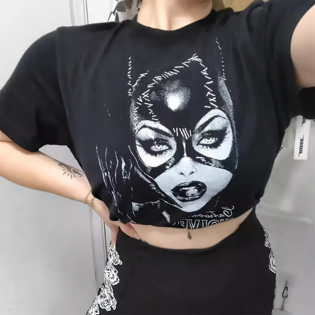 

In Stock! Edgy Wolf Print Cropped T-Shirt for Women - Oversized Casual & Gym Top | Fast Shipping