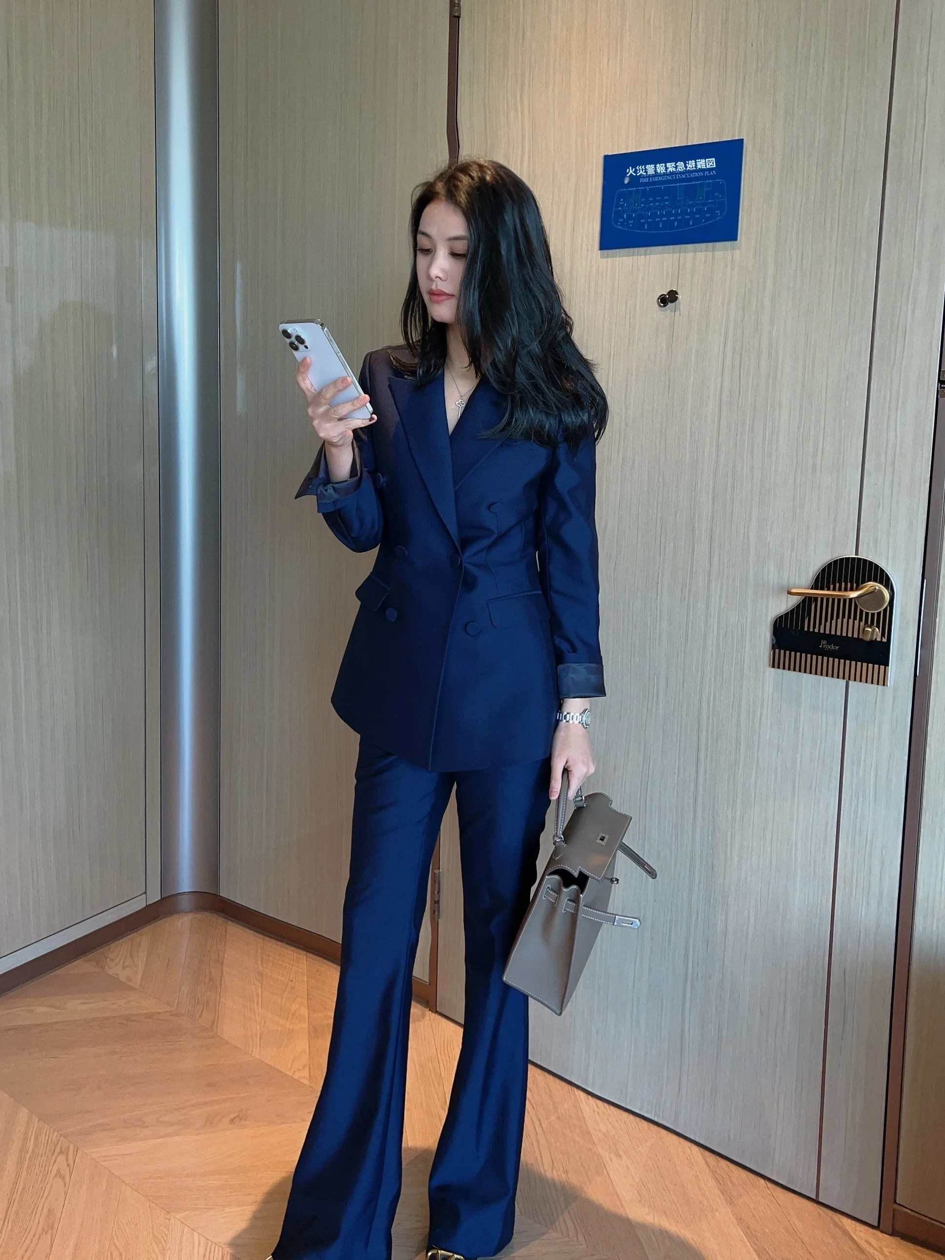 

Весенний деловой костюм: комплект с брюками с высокой талией и длинными рукавами для женщин, удобный для работы и деловых встреч