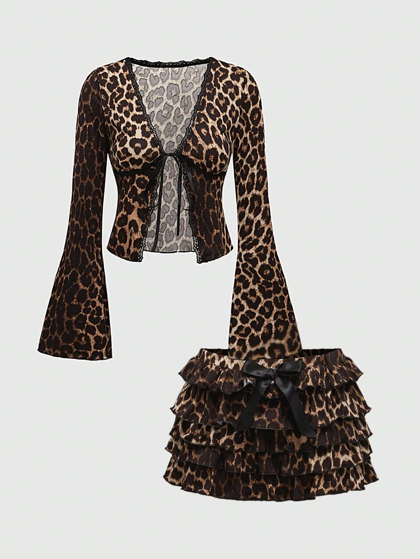 

Комплект для женщин: кардиган с леопардовым принтом и кружевной отделкой, а также шорты с рюшами