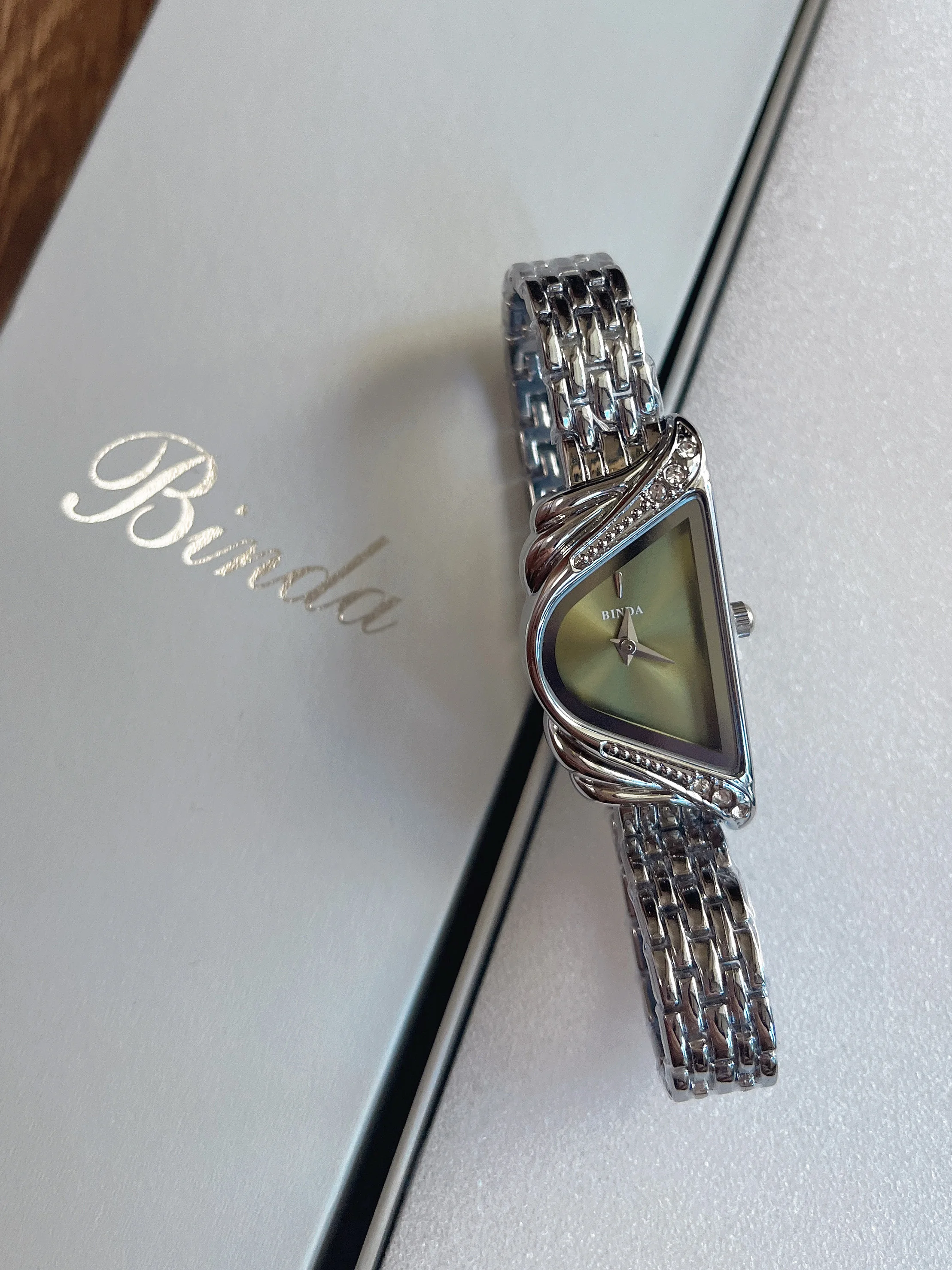 Jam Tangan Kuarsa Wanita Binda dengan Kotak Hadiah, Gaya Gelang Modis, Desain Elegan & Trendi, Hadiah Wanita yang Sempurna