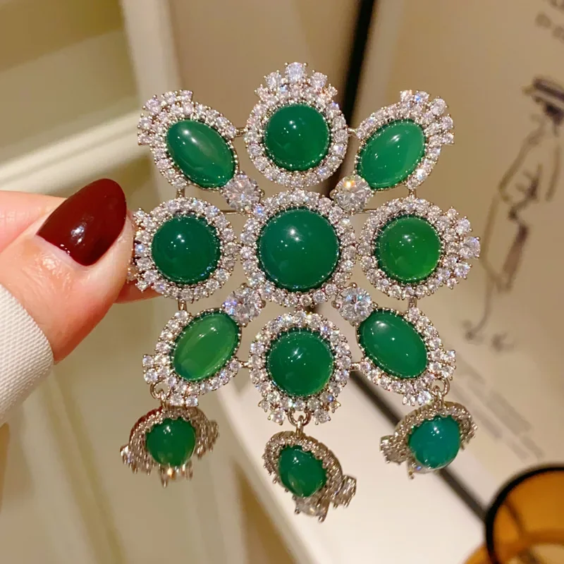 OKILY Retro Exaggerated Heavy Industry Zircon Inlaid Imitation Emerald Palace Style Brooches Atmospheric Pins for Woman Corsage