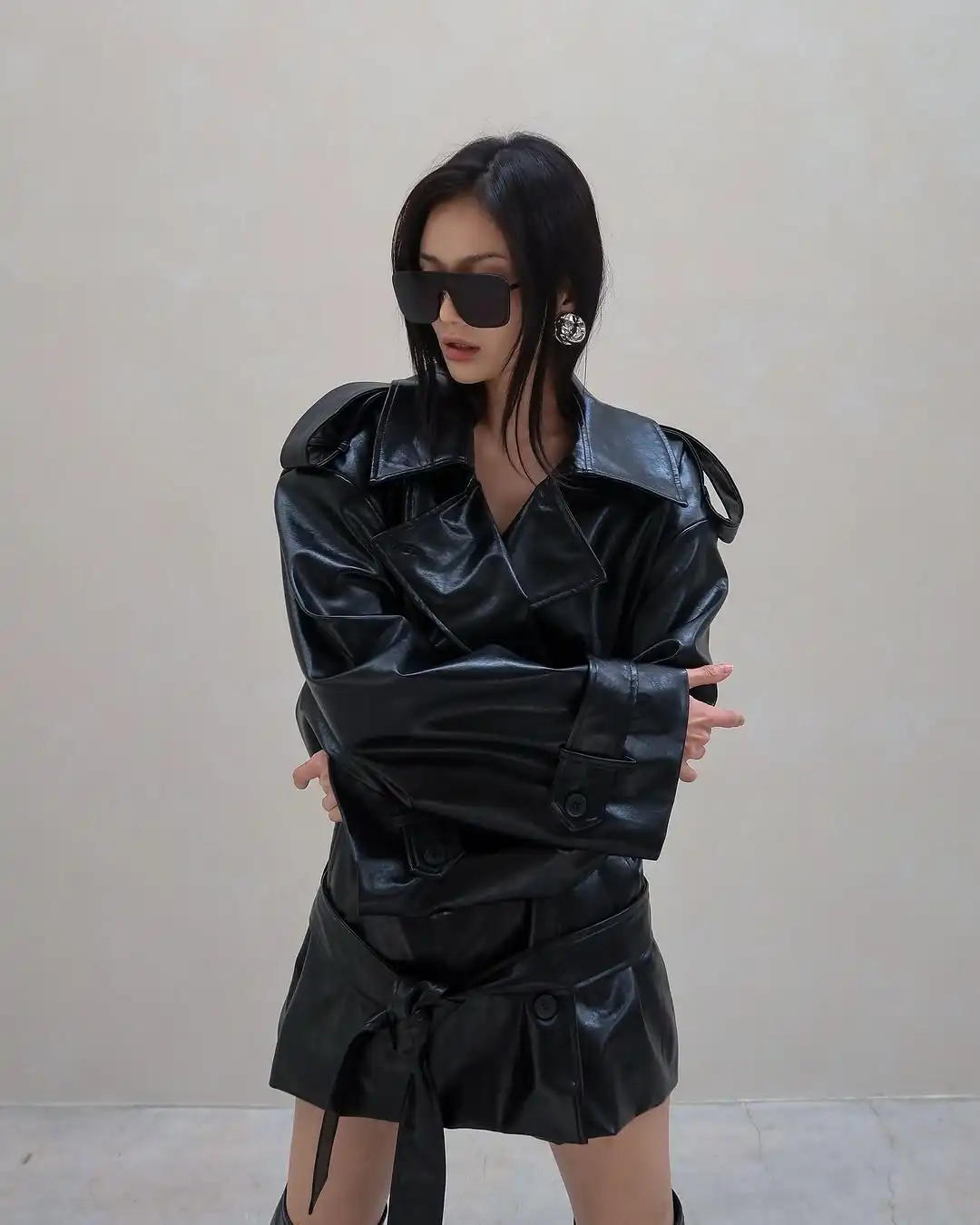 سترة جلدية سوداء أنيقة مزدوجة الصدر للنساء موضة الوقوف طوق كم كامل التلبيب معطف فضفاض الربيع سيدة ملابس خارجية يومية 2026 #2