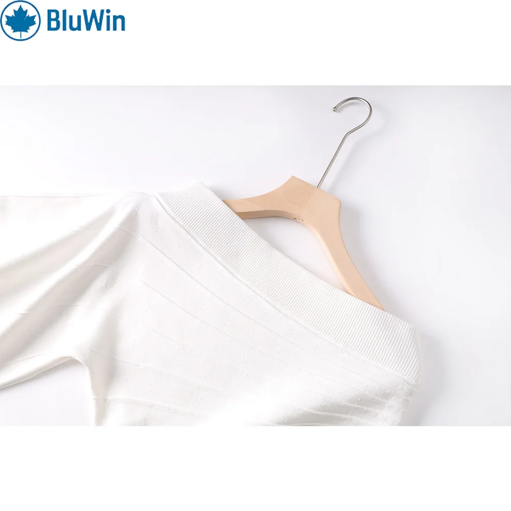 เดรสไหมพรมแขนกระดิ่งเปิดไหล่ทรงเข้ารูป ดีไซน์ชายเสื้อไม่สมมาตร แต่งระบายแนวเฉียง ช่วยเน้นสัดส่วนช่วงเอว