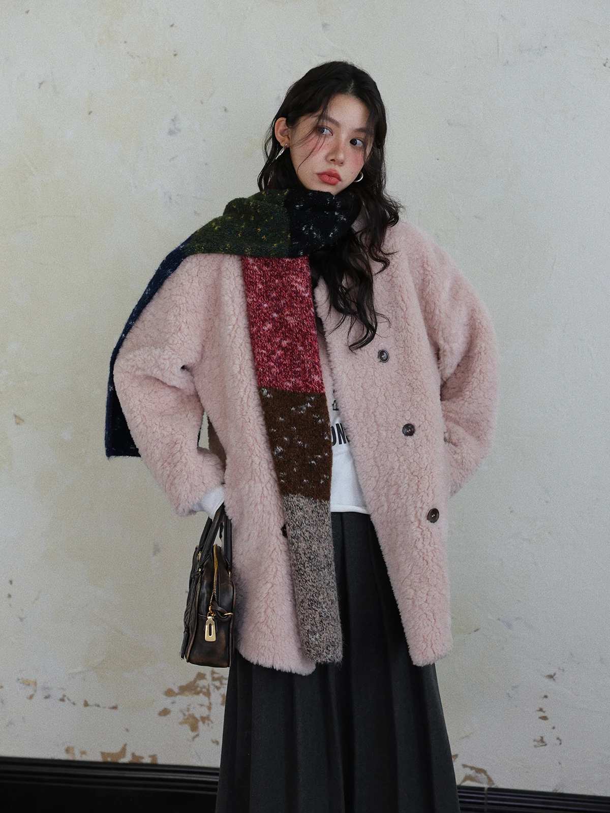 เสื้อโค้ทหนังและขนสัตว์เทียมแบบเรียบง่ายทรงหลวมสำหรับผู้หญิง ฤดูหนาว ดีไซน์กระดุมสองแถว ให้ความอบอุ่น  ผ้าหนังเทียมลายหนังแกะ