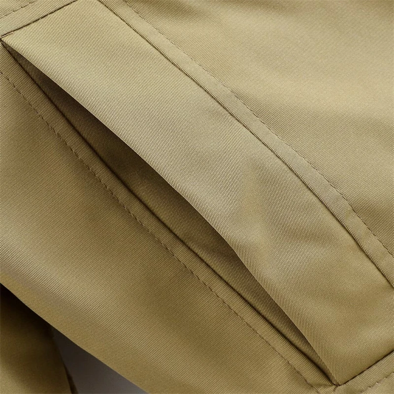 Abrigo de invierno acolchado con cordón en la cintura para mujer Chaqueta bomber de color caqui con cola de piel sintética