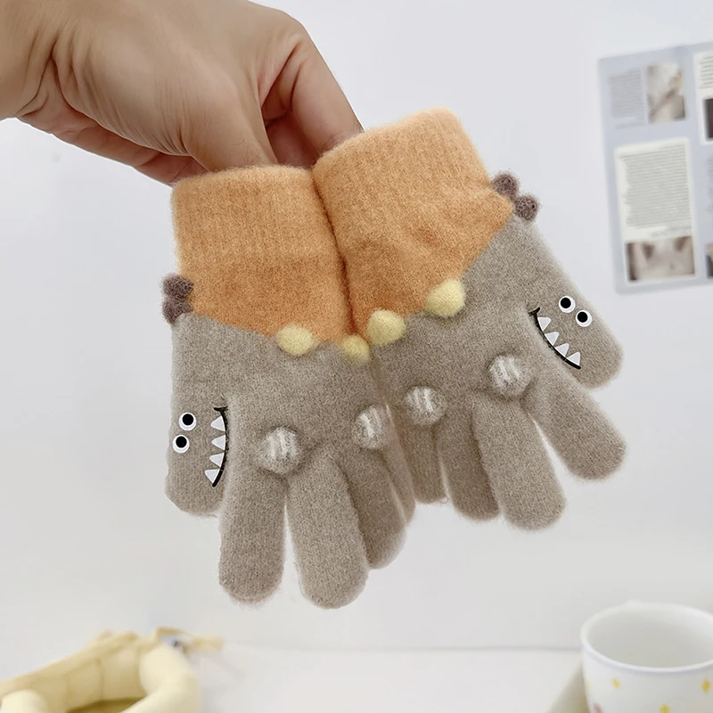 

2025 Новый год, осень-зима, милые детские теплые перчатки с изображением динозавров для маленьких мальчиков, детские варежки для детей 2–7 лет
