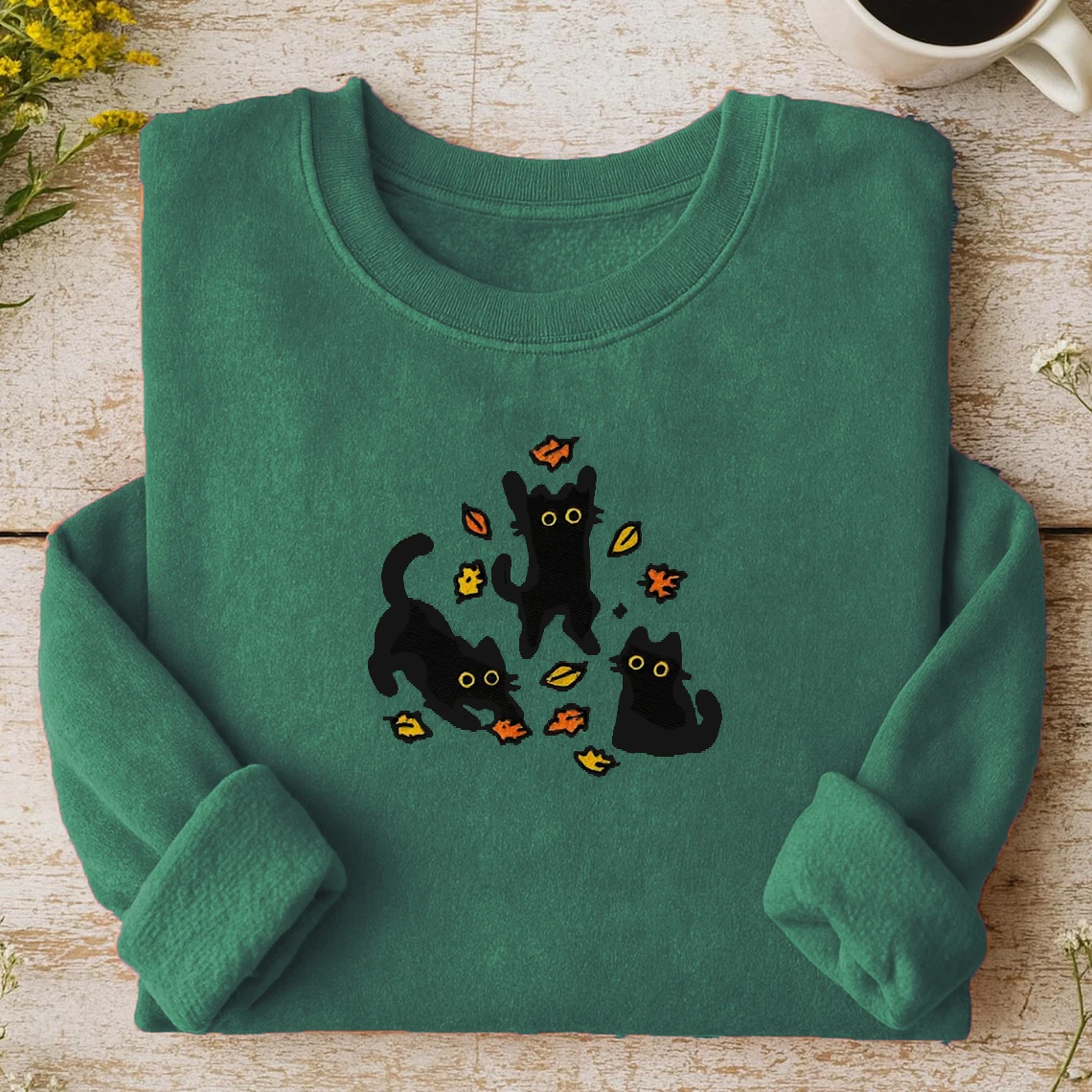 Bluza z czarnymi kotami i jesiennymi liśćmi, urocza jesienna bluza w stylu \"vibes\".