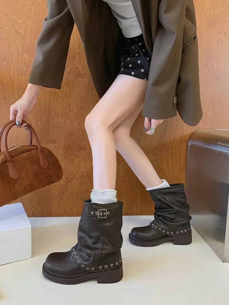 Herbstneuheit: Damen-Stiefeletten im Rock-Stil, kniehoch, mit Nieten und Gürtelschnalle, modische Stiefeletten, kurze Stiefeletten im Patchwork-Stil. – Detail 8