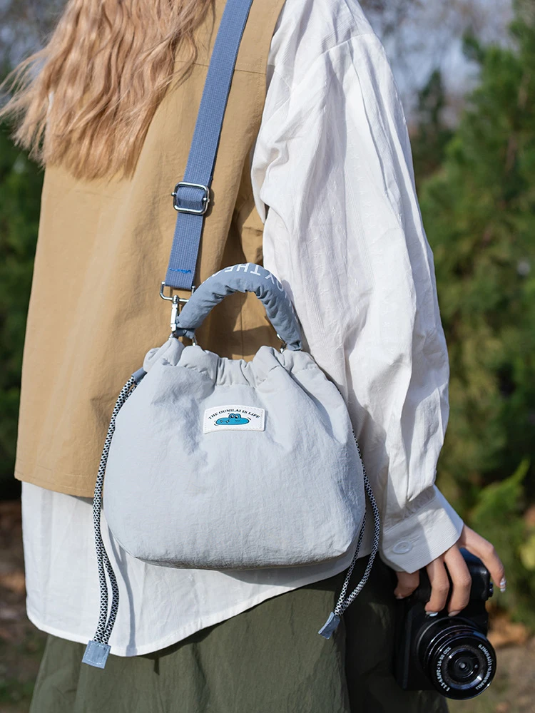 Japanese-style artistic single-shoulder mirrorless camera bag for women, crossbody bag, portable photography bag, drawstring buc
