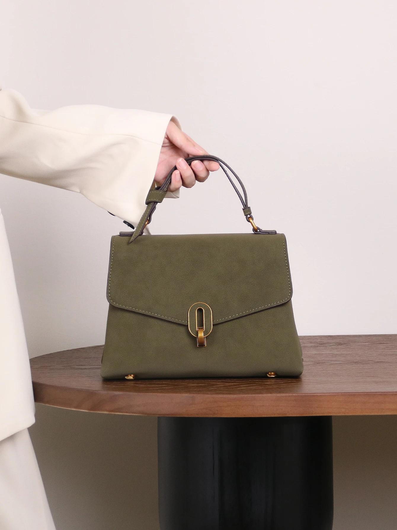 

Light luxury portable small square bag 2025 autumn and winter new handbag advanced commuter Joker niche design matte texture lad