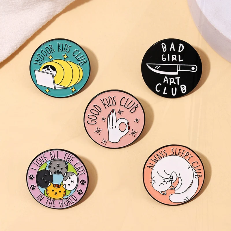 Broche de gatos dos desenhos animados para crianças, Bad Girl Art Enamel Pins, Crachás divertidos para amigos, Presente de joias redondas