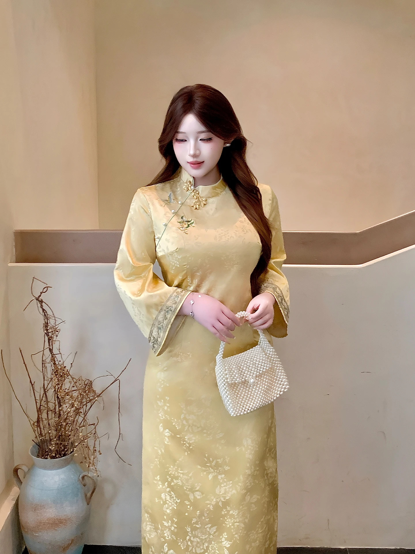 

Новое китайское женское платье-ципао больших размеров, атласное, с вышивкой, цветочным узором, длинной юбкой, завышенной талией, длинными рукавами, зимняя мода