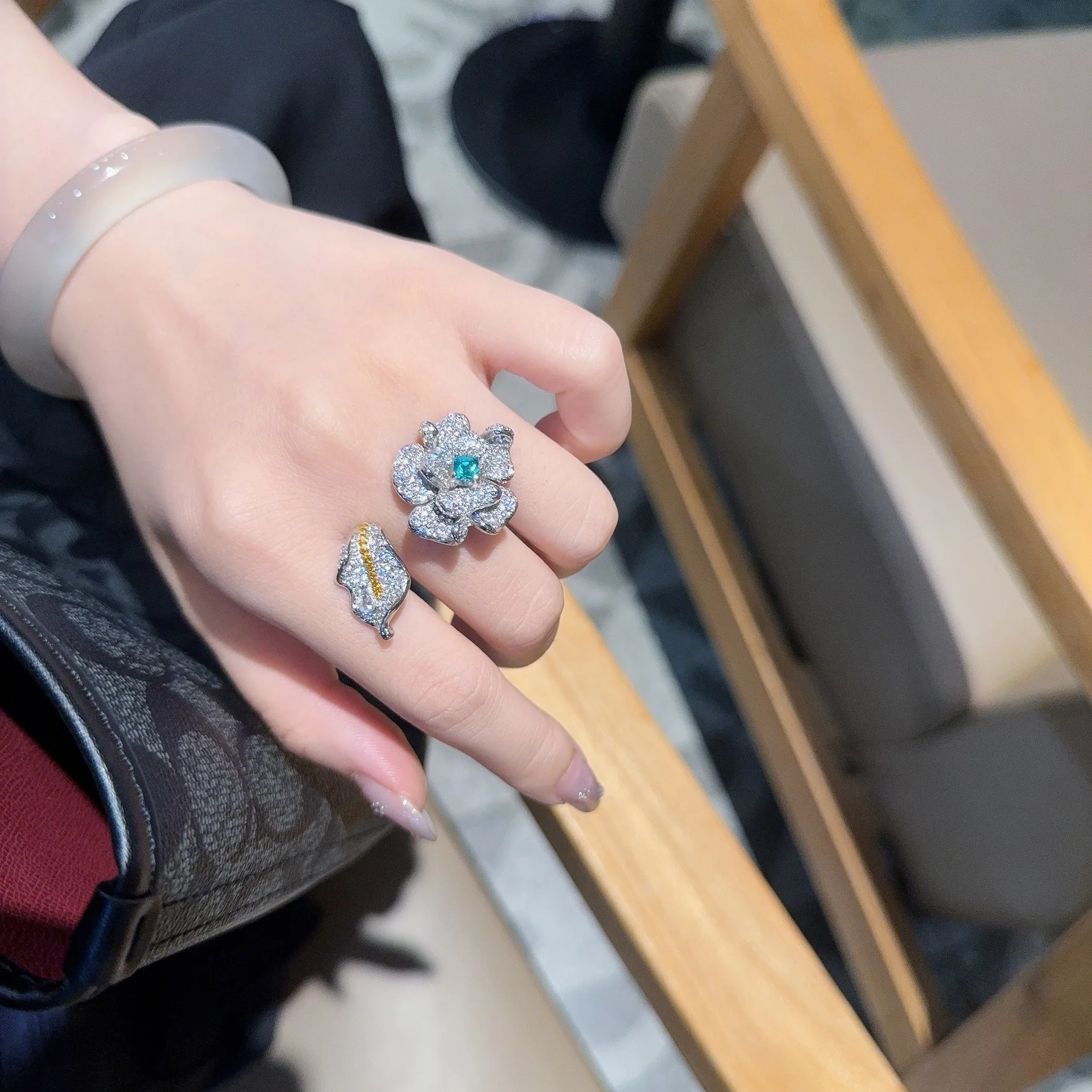 

Элегантные и высококачественные красочные кольца с цветами и листьями для женщин, сверкающие и преувеличенные модные кольца, обручальные украшения, подарок