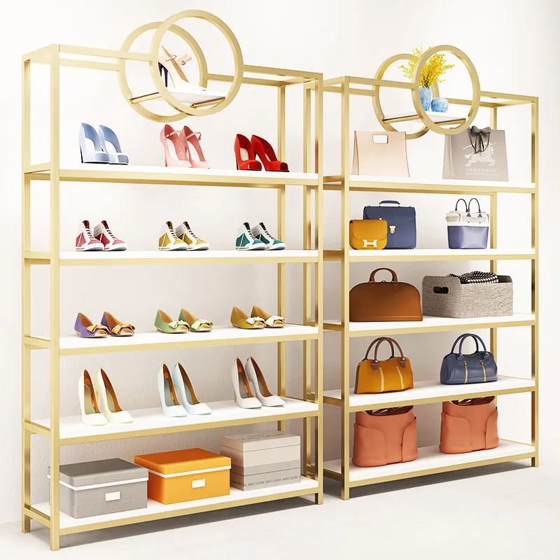 

Стеллаж для обуви в обувном магазине, витрина для одежды в магазине одежды, многоярусная полка от пола до потолка, золотистая витрина для обуви и сумок.