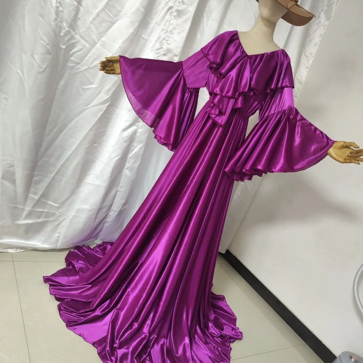 

Элегантное женское длинное платье-макси из глянцевого атласа с оборками, свободного кроя, для сна, с обхватом талии до 120 см, 720 Degrees Bust