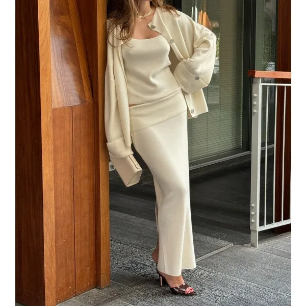 

Женский комплект из 3 предметов, осенняя мода 2025, вязаный кардиган, жилет, юбка, костюм, майка, пальто с длинными рукавами, однотонный женский костюм на пуговицах с круглым вырезом