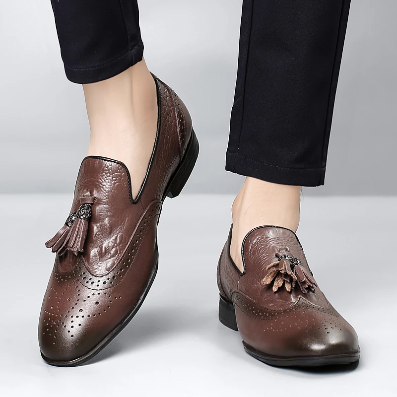 

Модные весенние резные оксфорды из крокодиловой кожи, мужские роскошные брендовые удобные деловые кожаные туфли с кисточками в британском стиле