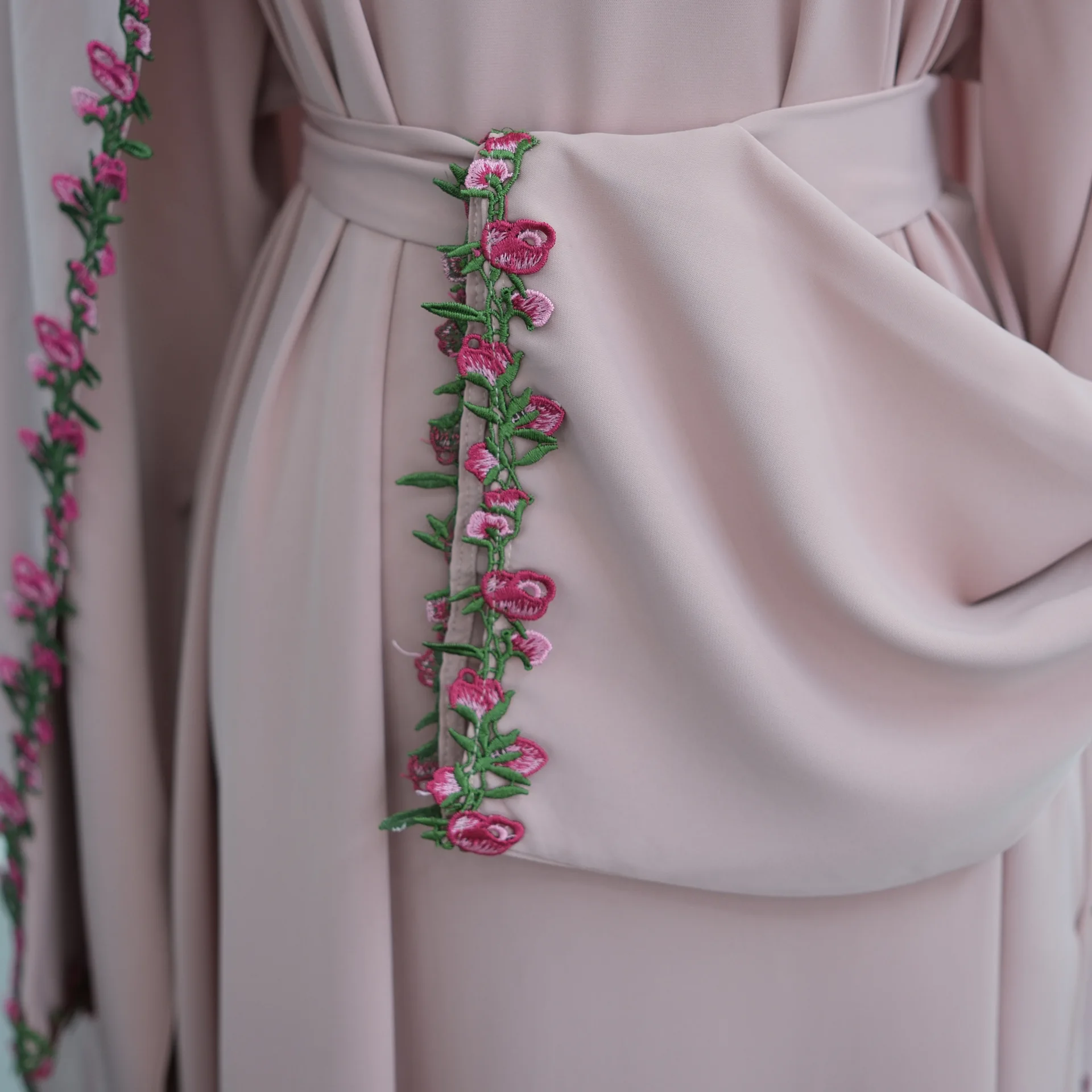 Zahraa Damenkleider Islamische Kleidung Freizeitkleid Spitzenblumen Neues Weiches Nida Geschlossenes Abaya Muslimisches Kleid mit Passendem Hijab – Detail 10