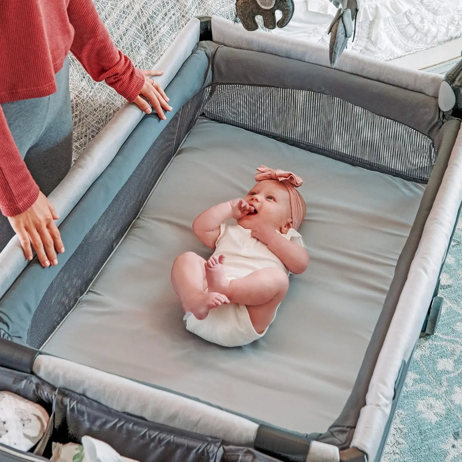 Chicco Berceuse®Zippez-Jeu portable tout-en-un, berceau et changeur pour bébé, barre de jouets électroniques, jeu pour tout-petits, ami de voyage