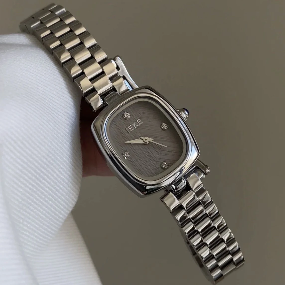 

Vintagestyle small silver watchstainless steel strapwomen's luxury silver-gray watch with a small dial, a perfect gift for women