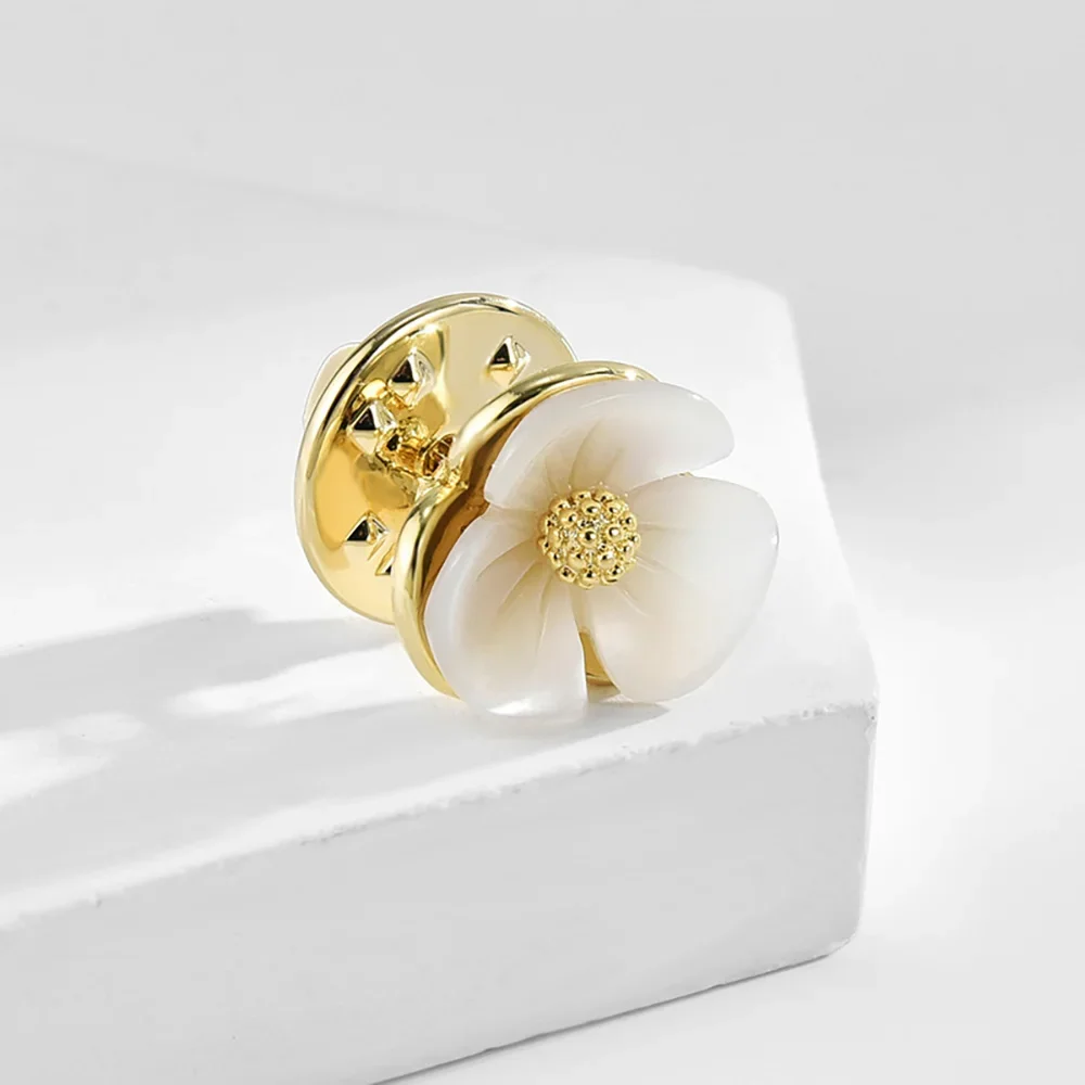 Simple White Small Flower Brooch for Women natural shell petals Lapel Brooches corsage Pin High Quality Jewelry Accessories Gift