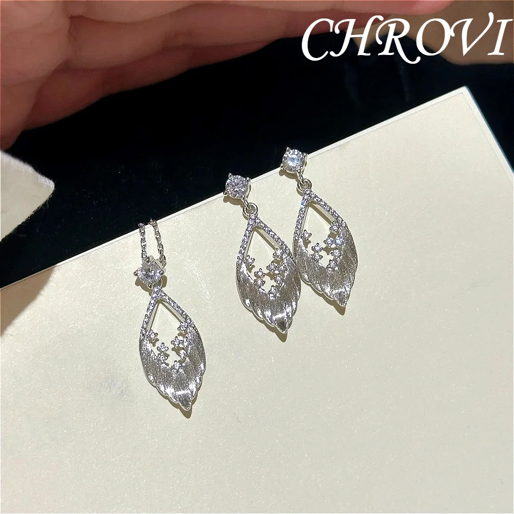 Exquisite Halskette mit einem Vintage-Gold-Federanhänger aus 925er Sterlingsilber, hochwertige Ohrringe mit Flügel- und Diamantverzierung, Anhänger für Damen. – Detail 6