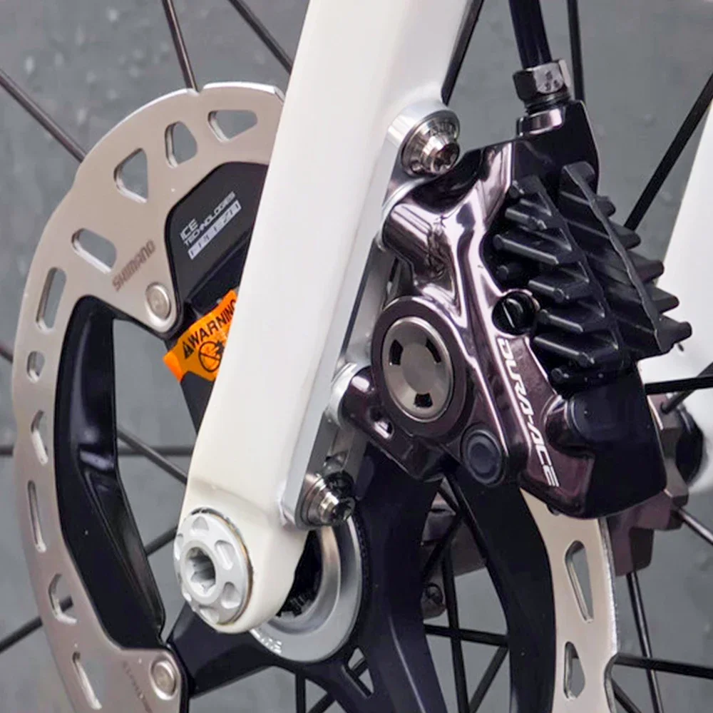Ultraleichte Rennrad-Scheibenbremsenhalterung, 160 mm Konverter für kompatible Shimano R8170 105 DA SRAM, rote Vorder- und Hinterradbremse – Detail 6