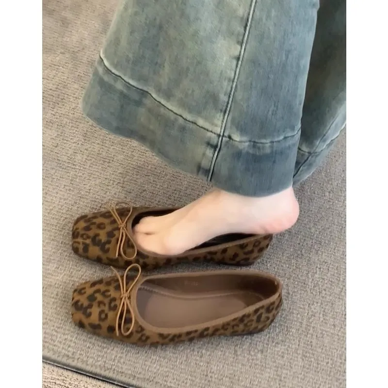 أحذية نسائية بنمط جلد الفهد الكلاسيكي ذات قاعدة مسطحة سهلة الارتداء، نعل ناعم خفيف الوزن، أحذية باليه مريحة، أحذية الجدة