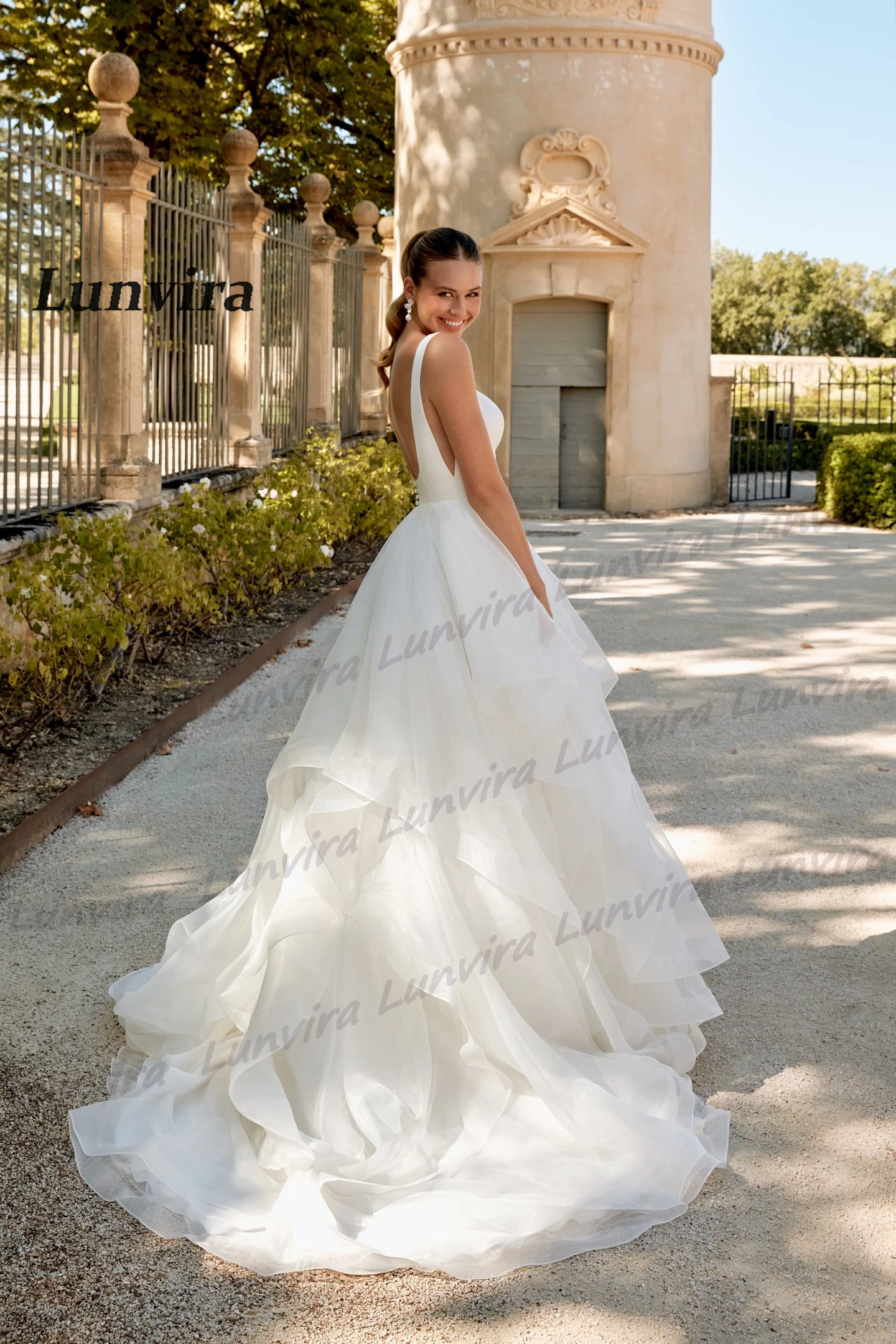 Lunvira Stylish Ruffles Bridal Dress Backless Scoop Neck Sleeveless A-line Chapel Train Tulle Abito Da Sposa Customized