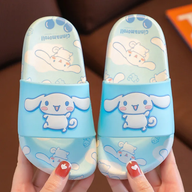 KUROMI-Pantoufles Kawaii Hello Kittile Cinnamoroll pour Enfant et Femme, Sandales de Plage Antidérapantes à Semelle Souple pour Maison et Bain de Maison