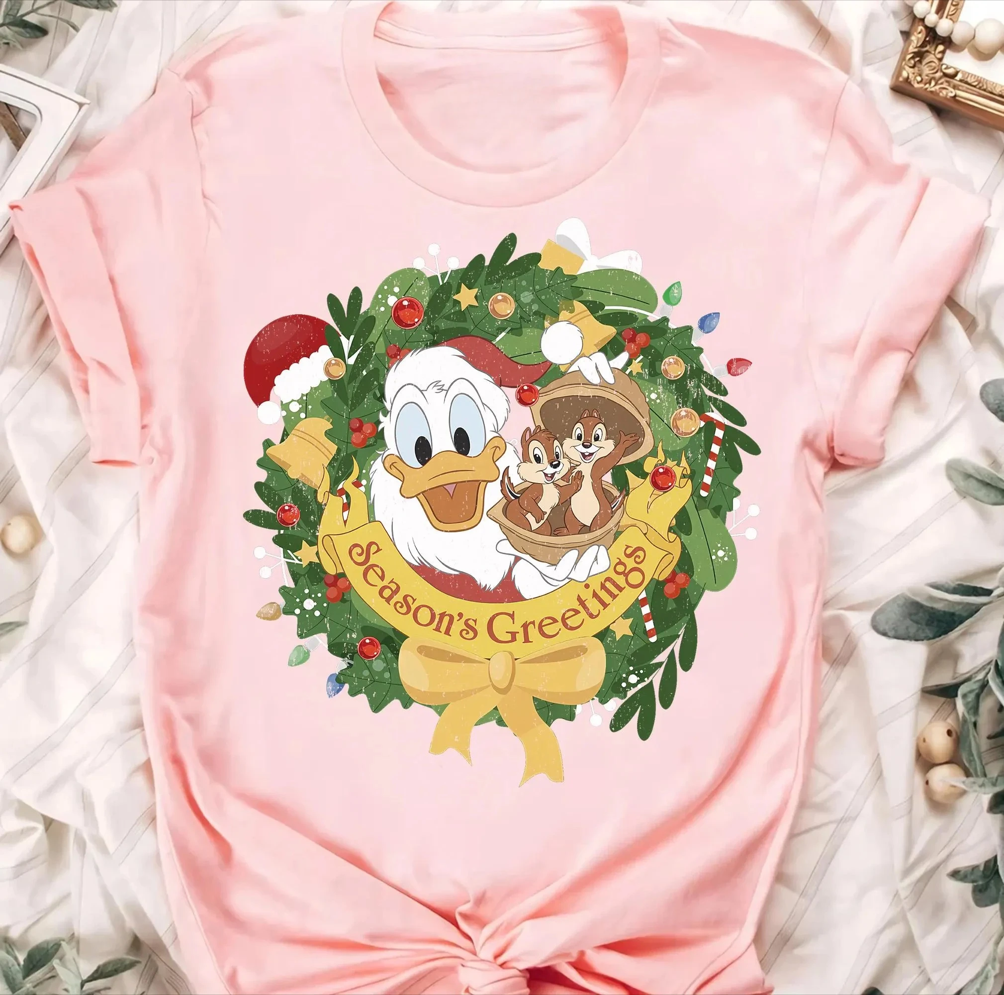 ديزني دونالد داك الفيلم تحت عنوان عيد ميلاد سعيد ميكي 2026 حفلة عيد الميلاد تي شيرت ، ديزني لاند عيد الميلاد الأسرة تي شيرت