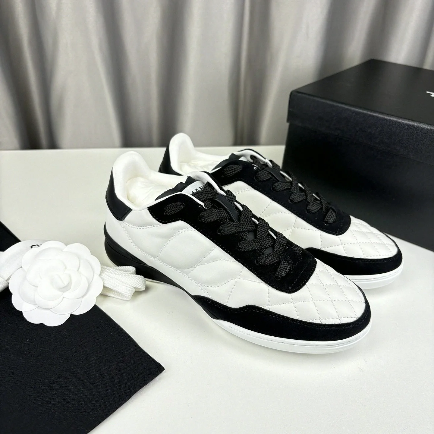 Vintage Women Diamond Quilted Fashion Sneakers Smooth Fabric & Suede Mixed Upper Lace‑Up Non‑Slip Rubber Sole Lightweight Daily Skate Trainers