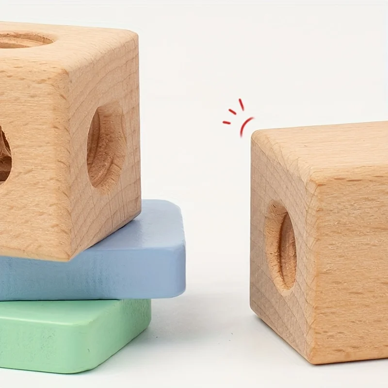 La caja de herramientas creativa para montaje de tuercas estimula la inteligencia de los niños para montar y usar la imaginación para construir una caja de madera con bricolaje