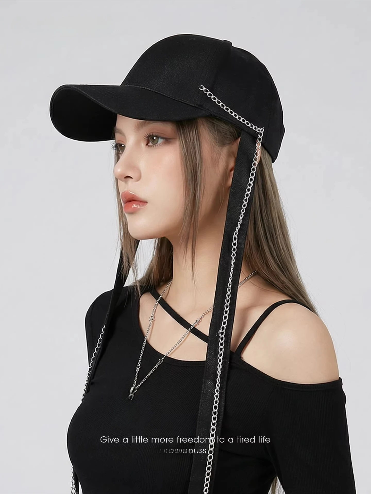 

Женская бейсболка из черного атласа с цепочкой и лентами, весна 2026, новая модель, с жестким верхом, визуально уменьшающая лицо, солнцезащитная кепка с козырьком