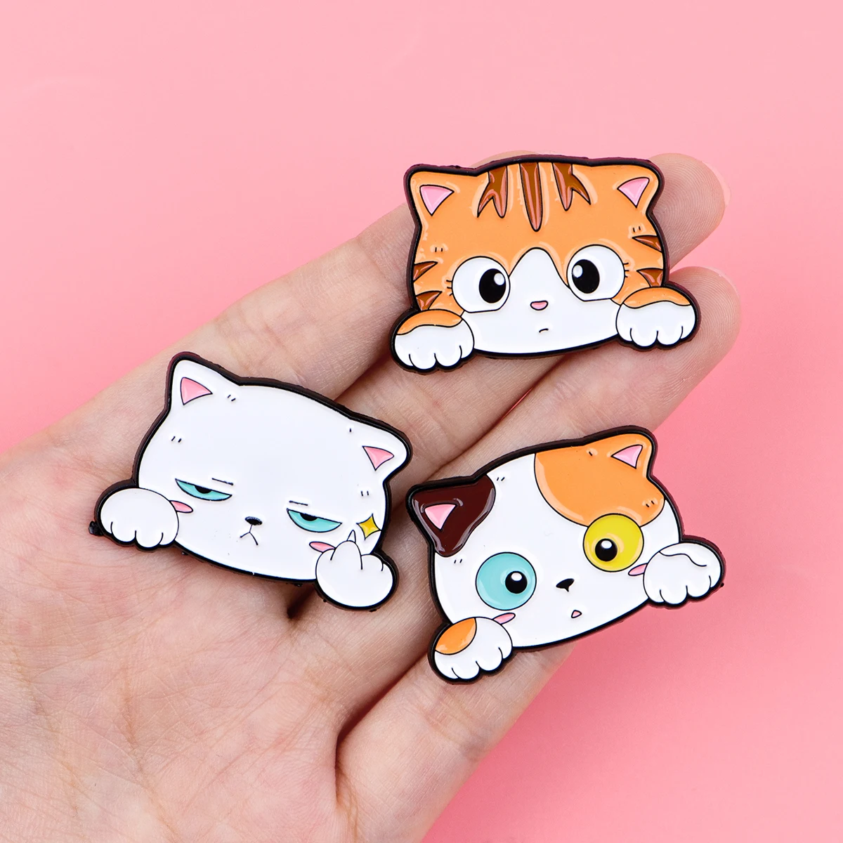 سعيد الحيوانات الأليفة القطط لطيف المينا دبوس الكرتون الحيوانات دبابيس امرأة الرجال على ظهره اكسسوارات أكياس شارة التلبيب مجوهرات هدية للأطفال