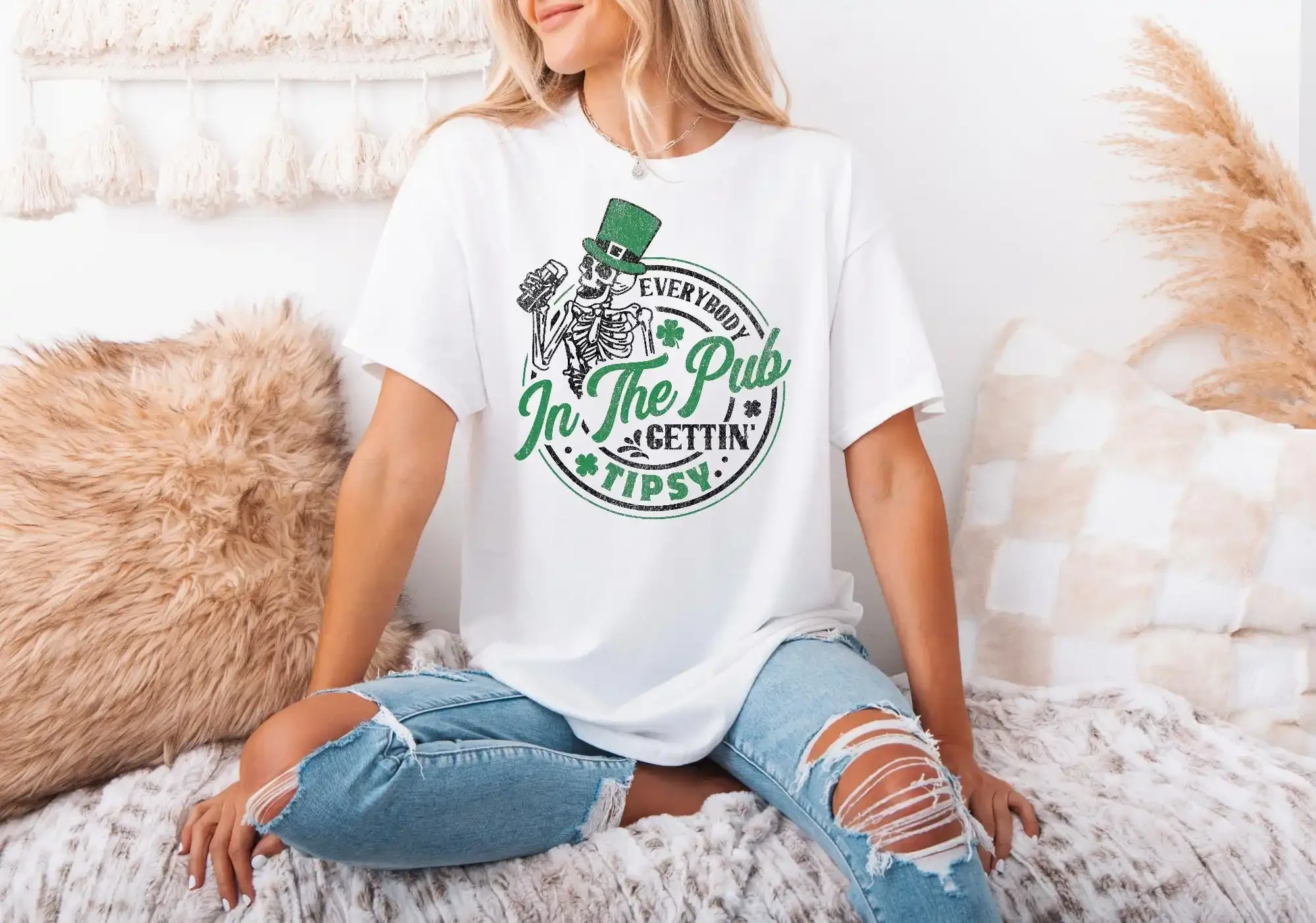 St Patricks Day Everybody in the Pub Gettin Tipsy T shirt Shenanigan Irish Shamrock