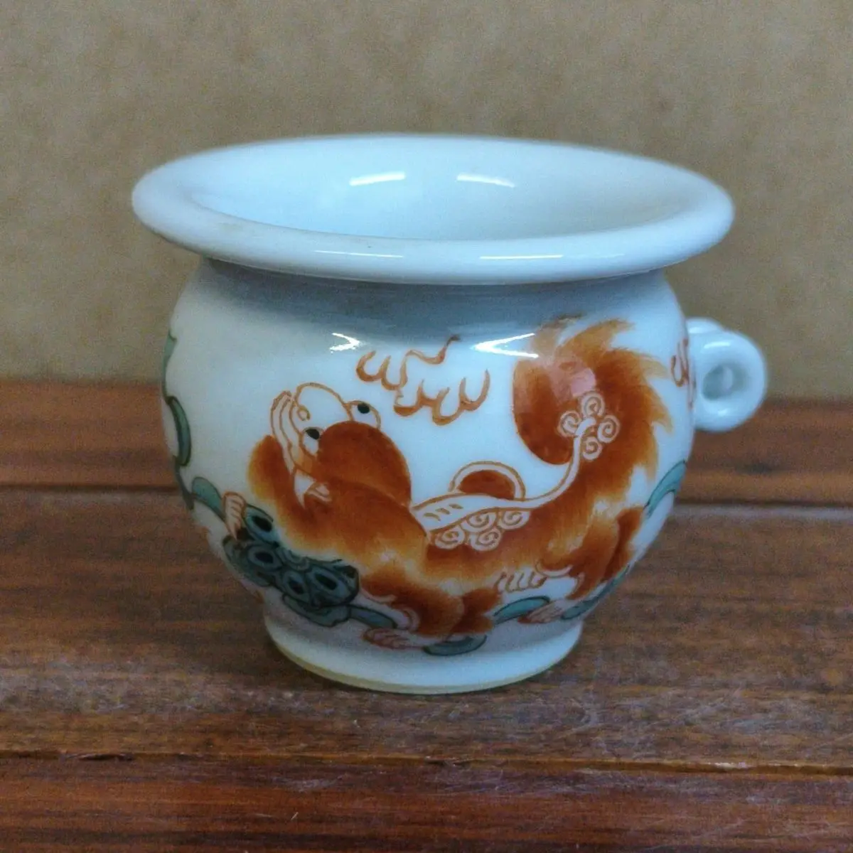 Old Collected Taishi Shaobao Bird Food Jar With Lion Pattern Handmade Ceramic Decorative Jar Bird Supply For Collectors