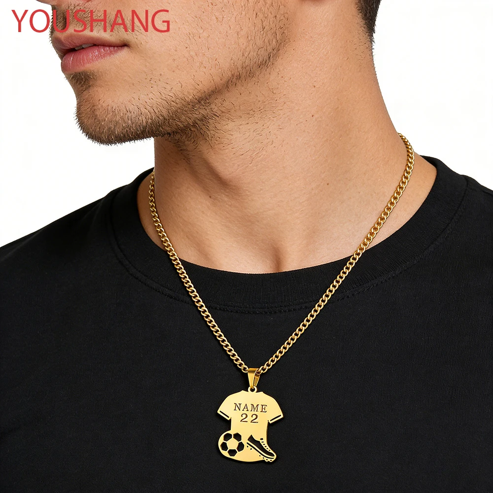 

Индивидуальное футбольное колье с именем и номером. Персонализированный спортивный ювелирный подарок, созданный специально для футбольных болельщиков.